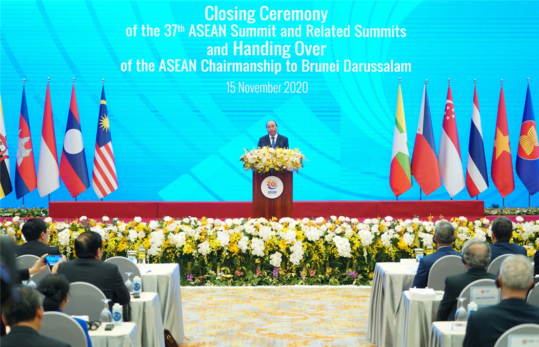 Thủ tướng Nguyễn Xuân Phúc, Chủ tịch ASEAN 2020, phát biểu tại lễ bế mạc Hội nghị Cấp cao ASEAN 37 và các hội nghị liên quan. (Ảnh: VGP/Quang Hiếu)