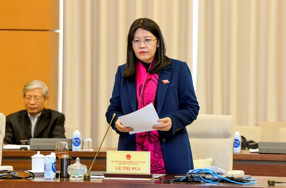 Chủ nhiệm Ủy ban Tư pháp Lê Thị Nga trình bày báo cáo thẩm tra