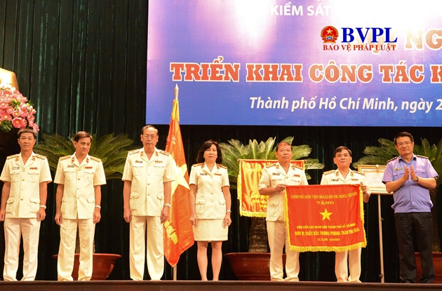 Đồng chí Nguyễn Huy Tiến, Phó viện trưởng Thường trực VKSND tối cao trao Cờ thi đua của Chính phủ cho VKSND Tp. Hồ Chí Minh