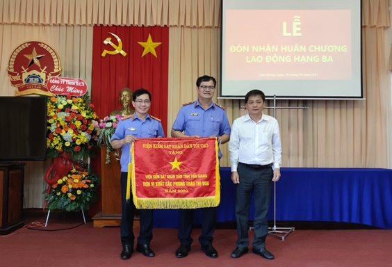 Đồng chí Trương Văn Chung – Phó Trưởng Ban Nội chính Tỉnh ủy trao Cờ thi đua ngành Kiểm sát nhân dân năm 2021 cho VKSND tỉnh Tiền Giang