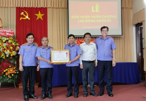 Đồng chí Trương Văn Chung – Phó Trưởng Ban Nội chính Tỉnh ủy, lãnh đạo VKSND tỉnh trao Huân chương Lao động hạng Ba cho VKSND huyện Cái Bè.