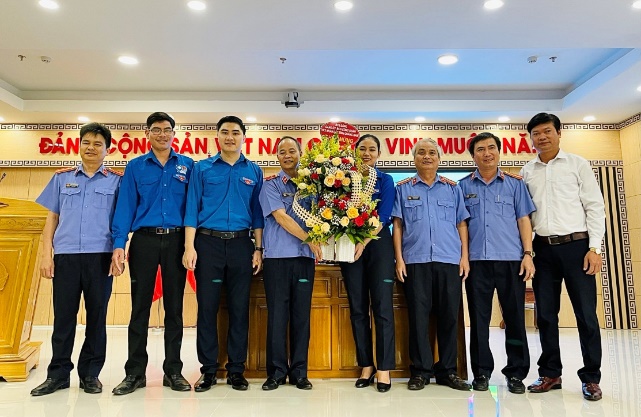 Tập thể Ban cán sự đảng, lãnh đạo Viện tặng hoa chúc mừng   các đoàn viên, thanh niên VKSND tỉnh Quảng Nam