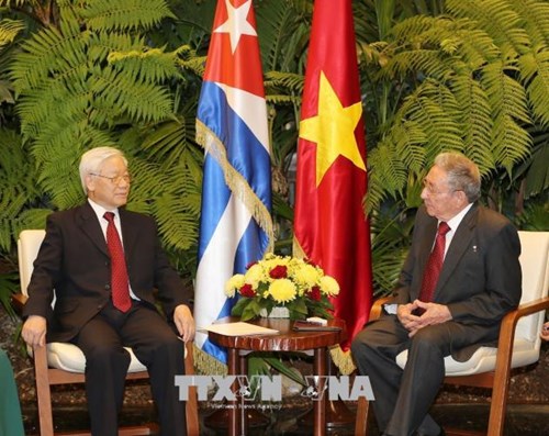 Vietnam-Cuba: Quan hệ giữa Việt Nam và Cuba trở nên ngày càng gắn bó hơn với những cộng tác chặt chẽ trong nhiều lĩnh vực, từ kinh tế, văn hóa đến chính trị. Với sự phát triển của hai quốc gia, chúng ta có thể mong chờ những hợp tác mới để tiếp tục tăng cường mối quan hệ đặc biệt này.

Lá cờ Việt Nam và Cuba: Lá cờ Việt Nam và Cuba là những biểu tượng quốc gia đầy ý nghĩa. Hai quốc gia này đã có quan hệ gắn bó từ lâu và một trong những điểm chung của họ chính là lá cờ đặc trưng. Hãy cùng đón xem hình ảnh về lá cờ Việt Nam và Cuba, thể hiện sự đoàn kết và tình cảm giữa hai dân tộc trong mùa dịch COVID-19.
