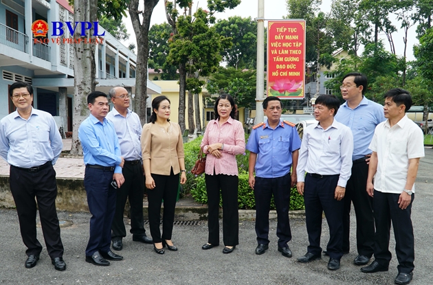 Phó Viện trưởng VKSND tối cao Nguyễn Hải Trâm tham quan cơ sở vật chất nhà trường