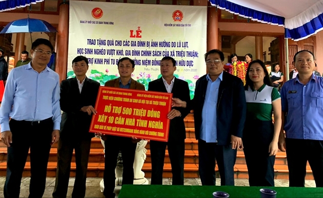 Đoàn công tác trao biển tượng trưng 500 triệu đồng kinh phí xây dựng 10 căn nhà cho 10 hộ nghèo, đặc biệt khó khăn trên địa bàn xã Triệu Thuận.