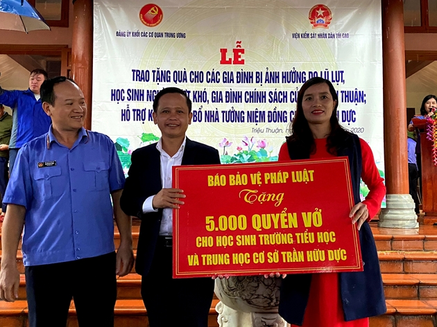 Đồng chí Nguyễn Văn Thắng, Bí thư Đảng ủy, Tổng biên tập Báo Bảo vệ pháp luật trao tặng 5.000 quyển vở học sinh cho trường Tiểu học, THCS Trần Hữu Dực.
