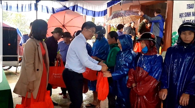 Đồng chí Nguyễn Huy Tiến, Phó Bí thư Ban cán sự Đảng, Bí thư Đảng ủy, Phó Viện trưởng Thường trực VKSND tối cao tặng quà các hộ dân bị thiệt hại nặng nề do mưa lũ tại xã Triệu Thuận.