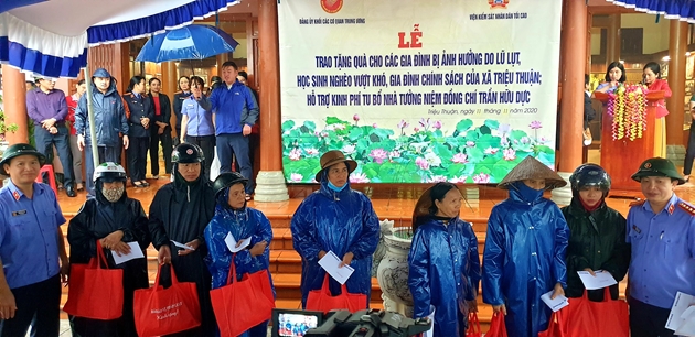 Đảng ủy VKSND tối cao và Báo Bảo vệ pháp luật tặng quà các gia đình bị thiệt hại nặng nề do mưa lũ tại xã Triệu Thuận.