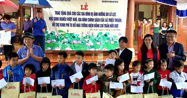  Tổng biên tập Nguyễn Văn Thắng và Viện trưởng VKSND tỉnh Quảng Trị Trần Hưng Bình tặng quà cho học sinh nghèo hiếu học tại xã Triệu Thuận.