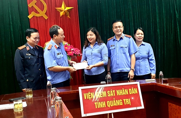 Đoàn công tác của Báo Bảo vệ pháp luật đã tới thăm, gửi tặng quà 12 gia đình cán bộ, công chức VKSND tỉnh Quảng Trị bị nhiều thiệt hại do các đợt mưa lũ vừa qua