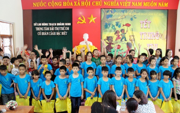 Các em nhỏ tại Trung tâm Bảo trợ trẻ em có hoàn cảnh đặc biệt Quảng Ninh trong chương trình “Trung thu thiện nguyện” (Ảnh: baoquangninh.com.vn)