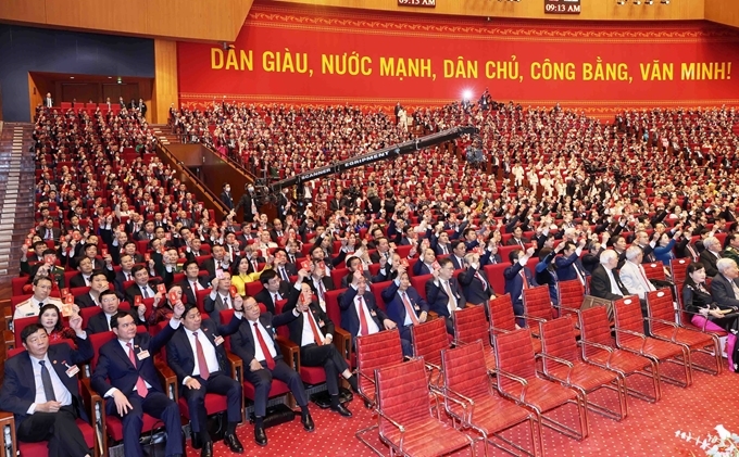 Các đại biểu biểu quyết, thông qua Nghị quyết Đại hội XIII của Đảng. Ảnh: Phạm Cường. 